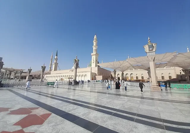 Saudi Arabia Enforces No-Luggage Policy at Prophet’s Mosque in Medina