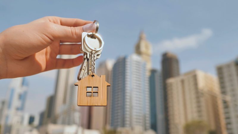 Cash or Mortgage: Choosing the Right Option for Buying Property in the UAE