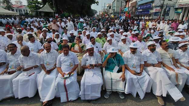 സെക്രട്ടറിയേറ്റ് ഉപരോധം; മൂവായിരം പേര്‍ക്കെതിരെ കേസ്; വി.ഡി സതീശന്‍ ഒന്നാം പ്രതി