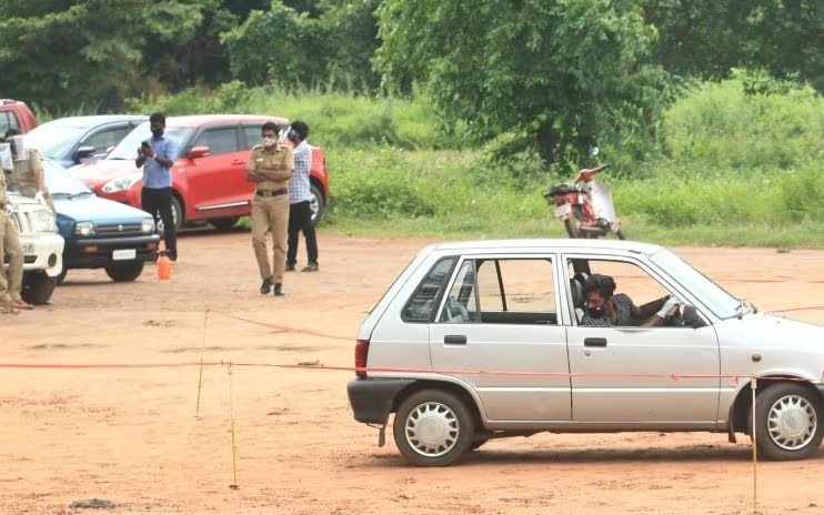 ഡ്രൈവിങ് ടെസ്റ്റ് പരിമിതപ്പെടുത്തിയതിനെതിരെ പ്രതിഷേധം