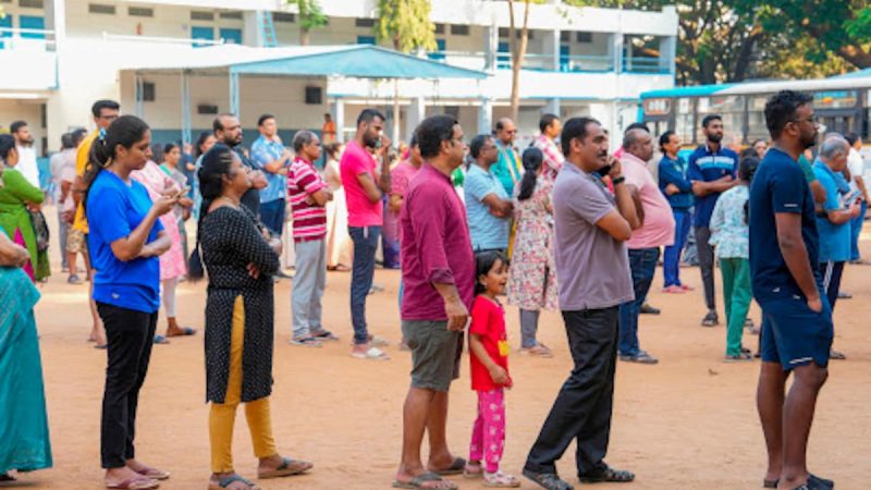 കേരളത്തിലെ മുഴുവന്‍ ബൂത്തുകളിലും പോളിങ് അവസാനിച്ചു; വോട്ടെടുപ്പിനിടെ 8 പേർ കുഴഞ്ഞുവീണ് മരിച്ചു