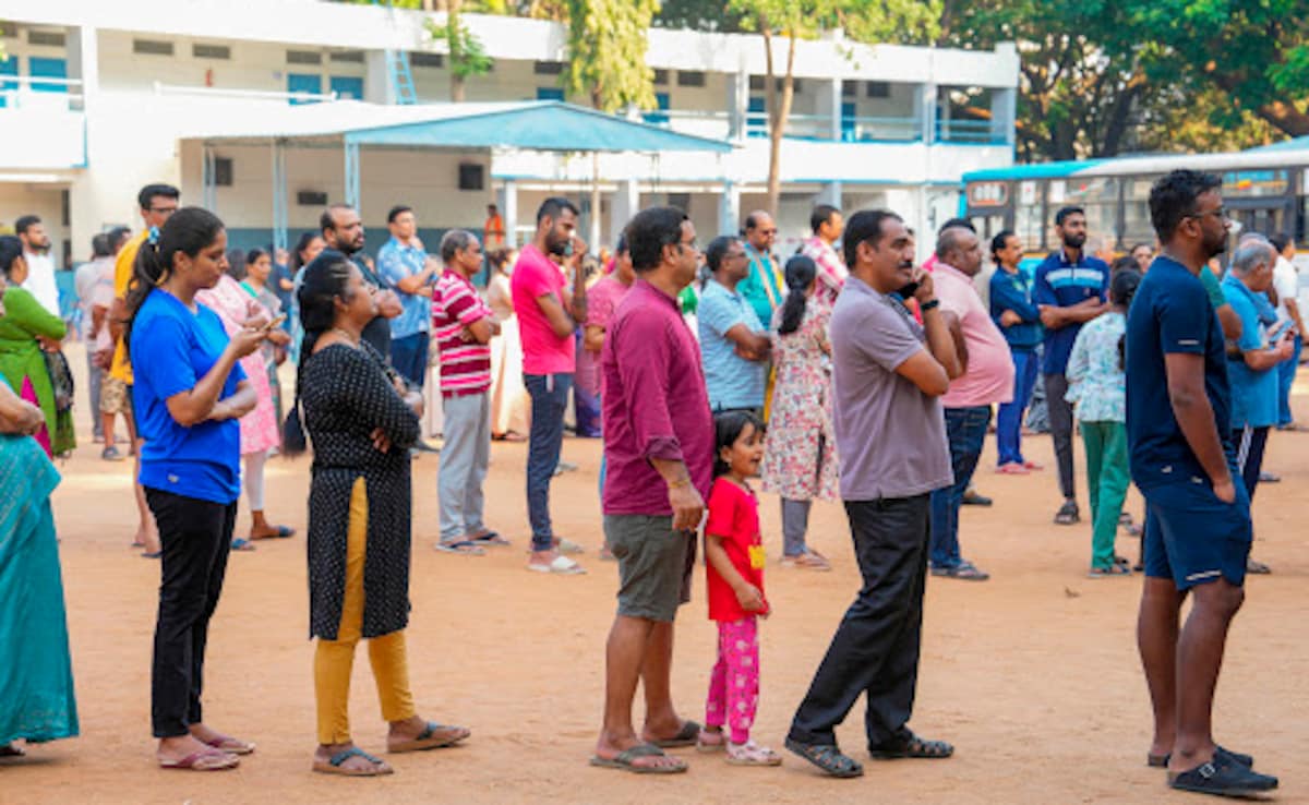 കേരളത്തിലെ മുഴുവന്‍ ബൂത്തുകളിലും പോളിങ് അവസാനിച്ചു; വോട്ടെടുപ്പിനിടെ 8 പേർ കുഴഞ്ഞുവീണ് മരിച്ചു