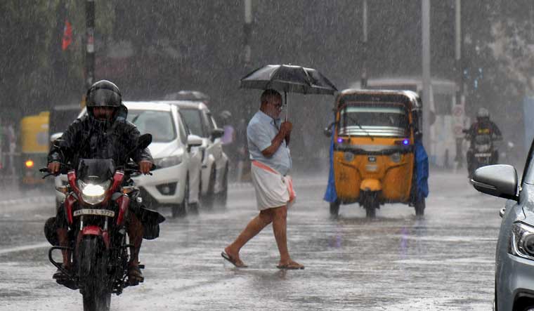 കേരളത്തിൽ അതിശക്തമായ മഴ തുടരും; വിവിധ ജില്ലകളിൽ മഴ മുന്നറിയിപ്പ്