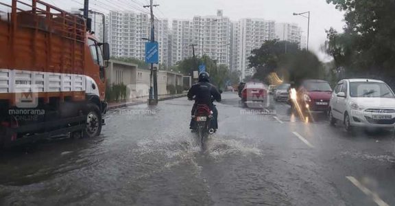 തെക്കൻ കേരളത്തിൽ ചക്രവാത ചുഴി രൂപപ്പെട്ട സാഹചര്യത്തിൽ മുഴുവന്‍ ജില്ലകളിലും ഇന്ന് മഴ മുന്നറിയിപ്പുണ്ട്