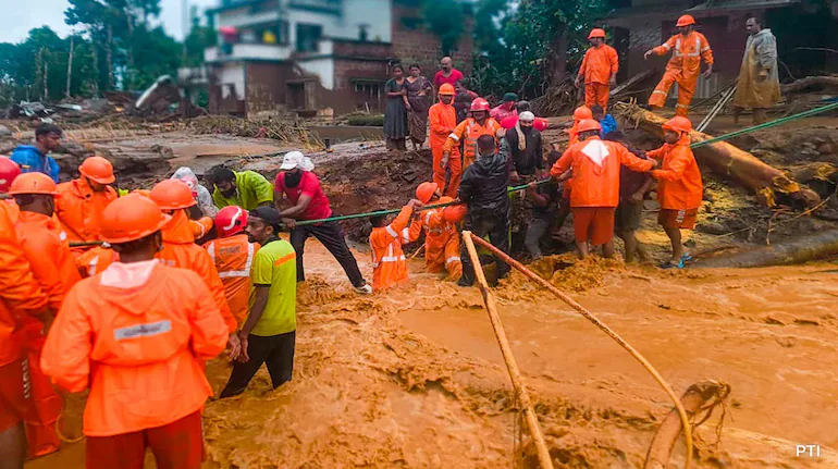 കേരളത്തിന് ധനസഹായം പ്രഖ്യാപിച്ച് തമിഴ്നാട്;നൂറിലേറെ പേര്‍ ഇനിയും മണ്ണിനടിയിൽ