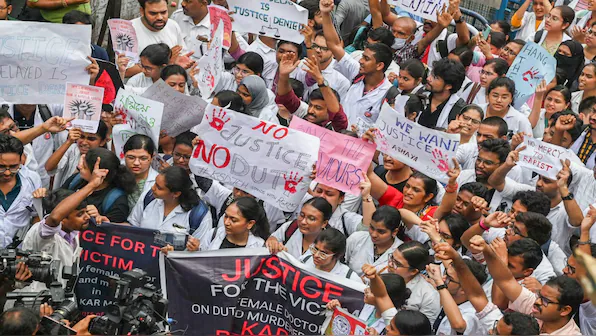 കൊൽക്കത്തയിലെ വനിത ഡോക്ടറുടെ കൊലപാതകം; പ്രതിഷേധം കടുപ്പിച്ച് ഡോക്ടർമാർ