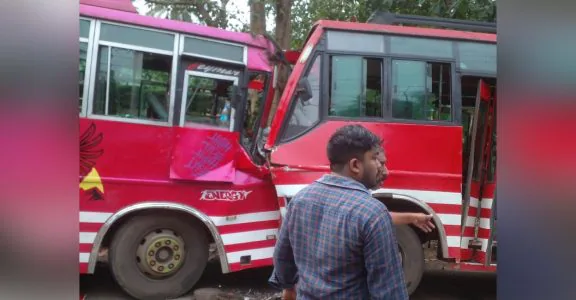 കോഴിക്കോട് സ്വകാര്യ ബസുകൾ കൂട്ടിയിടിച്ചു; നിരവധി പേർക്ക് പരിക്ക്